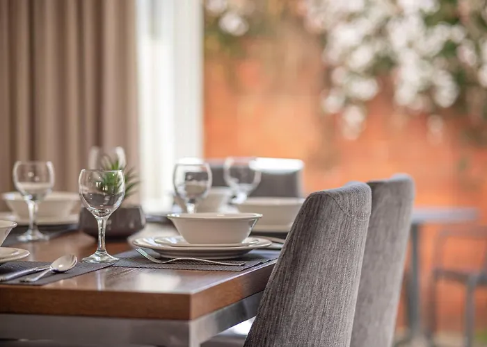 Dog friendly hotels Mainstay Suites Kew